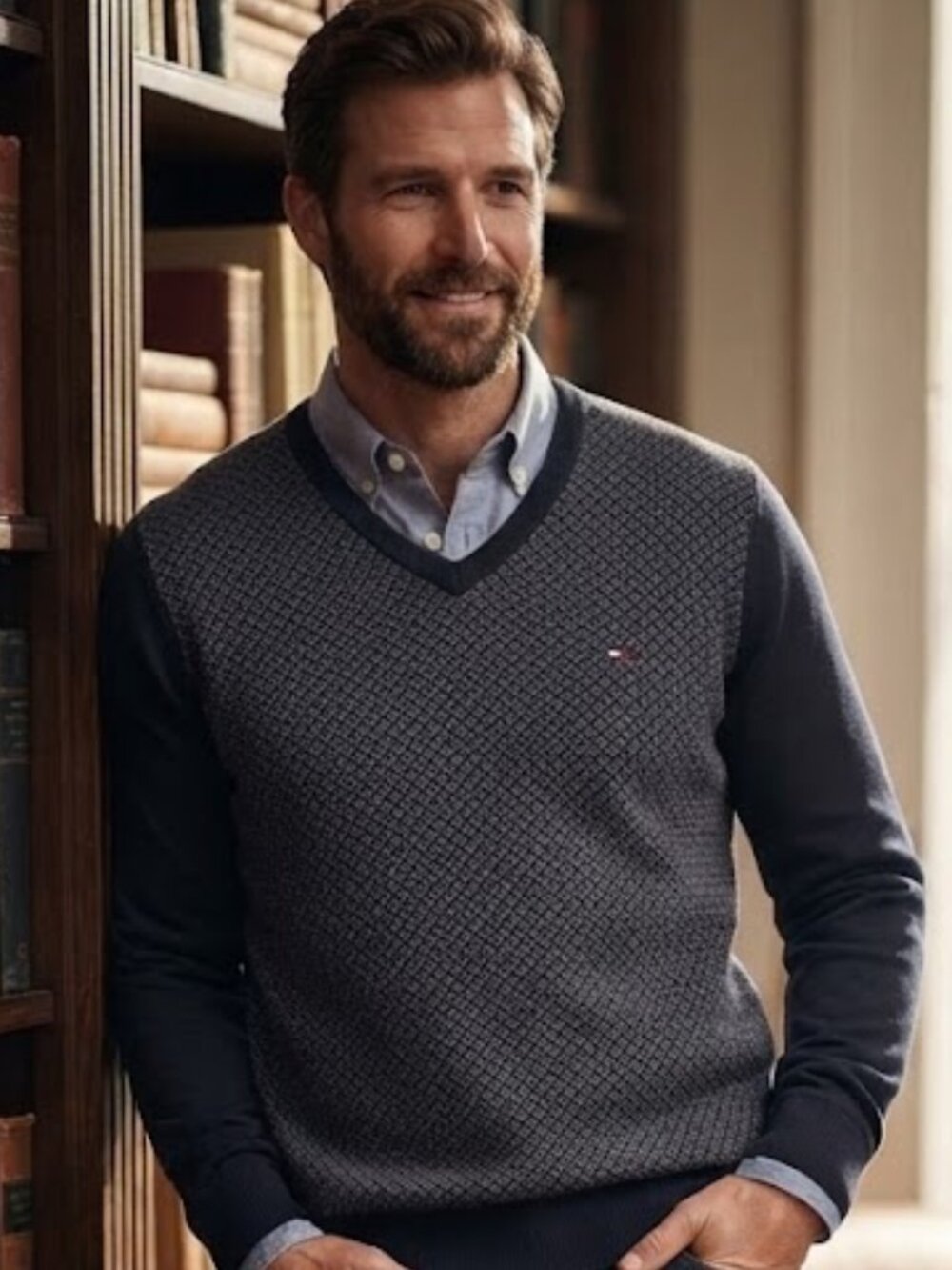 Tommy Hilfiger Blue V-Neck Sweater Men's Size Large LG Patterned Front Pullover
